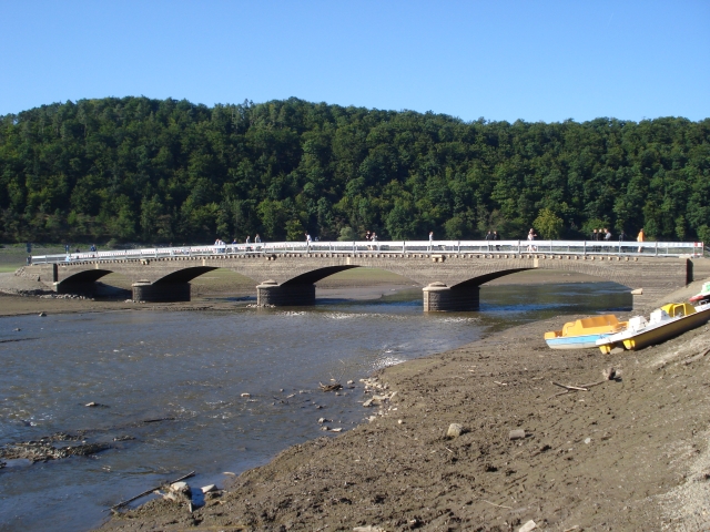 Edersee Atlantis, die Aseler Brücke, sie steht fasst das ganze Jahr unter Wasser 